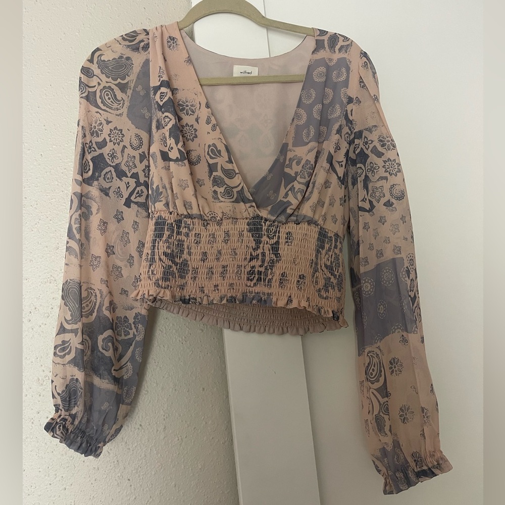 Aritzia long sleeve crop top with ruched bottom size medium